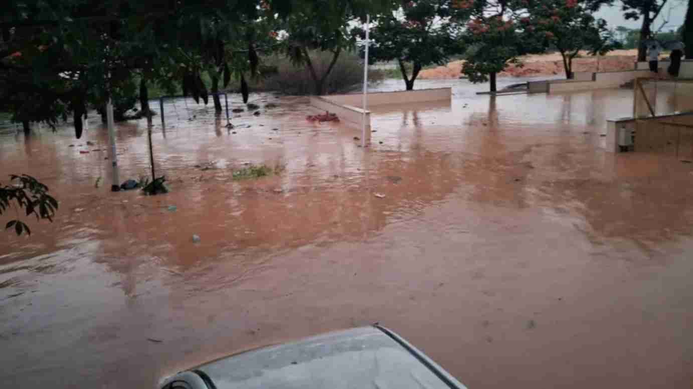 ಬೆಂಗಳೂರು ಮಳೆ ಅವಾಂತರ: 150 ಮೀಟರ್ ಕಾಂಪೌಂಡ್ ಗೋಡೆ ಕುಸಿತ; ಅಪಾರ್ಟ್ಮೆಂಟ್ಗೆ ನುಗ್ಗಿದ ನೀರು